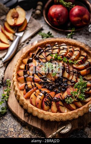 Leckere hausgemachte Kuchen mit frischem Obst, dunkle Schokolade und Konfitüre Stockfoto