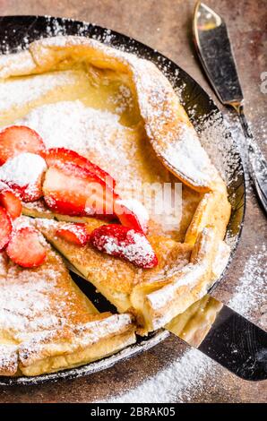 Niederländische Baby Pancake ist köstliche Art und Weise zu Pfannkuchen. Ganze Pfannkuchen gebacken im Ofen auf vorgeheizten Eisen skellet Stockfoto