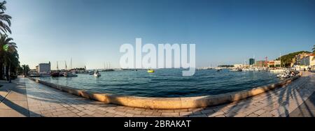 Panorama-Blick auf den Hafen von Split am frühen Morgen Stockfoto