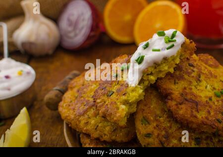 Curry-Pfannkuchen mit Blumenkohl mit würzigem Dip aus griechischem Joghurt, Schnittlauch und Zitronensaft Stockfoto