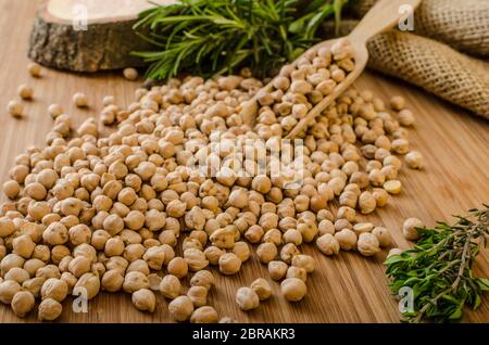 Rohe und gesunde Kichererbsen, einfache, aber köstliche Hülsenfrüchte in der nahöstlichen Küche verwendet Stockfoto