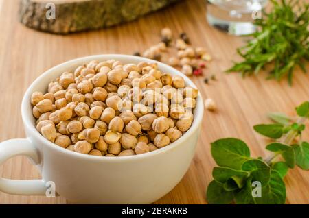 Rohe und gesunde Kichererbsen, einfache, aber köstliche Hülsenfrüchte in der nahöstlichen Küche verwendet Stockfoto