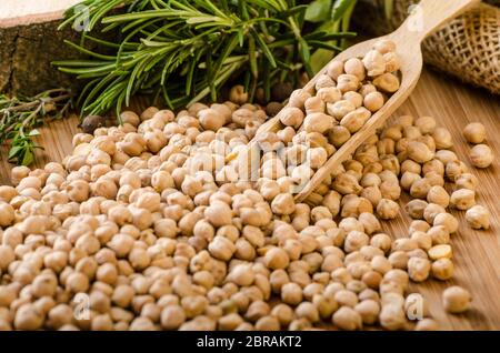 Rohe und gesunde Kichererbsen, einfache, aber köstliche Hülsenfrüchte in der nahöstlichen Küche verwendet Stockfoto