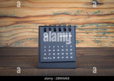 AUGUST 2020. Schwarzer Papierkalender auf einem Holztisch. Zeitplanung, Tageszählung und Feiertage Stockfoto
