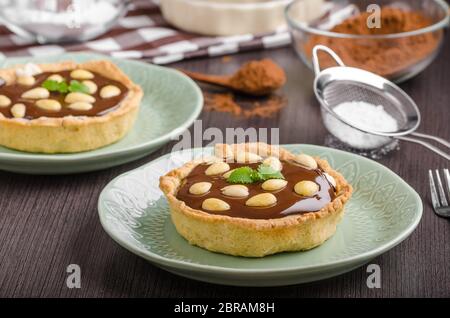 Schokolade Tartalets mit Nüssen, Zucker und Kakao Stockfoto