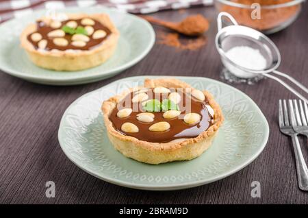 Schokolade Tartalets mit Nüssen, Zucker und Kakao Stockfoto