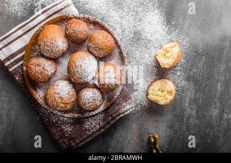 Hausgemachte Donuts mit Zucker und Pistole, amerikanische Polizist Morgen Stockfoto