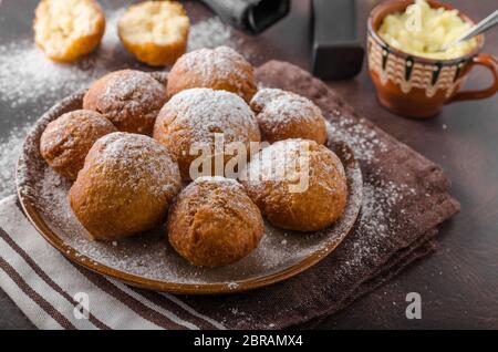 Hausgemachte Donuts mit Zucker und Pistole, amerikanische Polizist Morgen Stockfoto