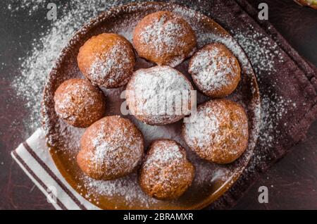 Hausgemachte Donuts mit Zucker und Pistole, amerikanische Polizist Morgen Stockfoto