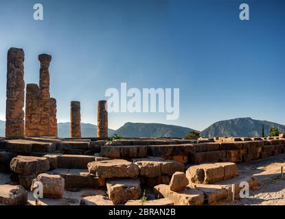 Blick am frühen Morgen auf den Apollo-Tempel in Delphi archäologische Stätte am Berg Parnassus. Stockfoto