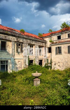 Verlassene ehemalige Hotel in der Nähe von Dubrovnik. Zerstört und im Bürgerkrieg 1991 verlassen Stockfoto