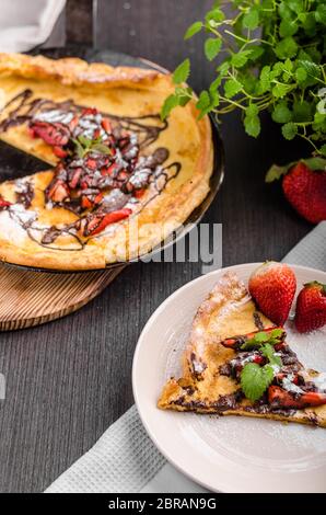 Pfannkuchen im Ofen, holländischer Baby-Pfannkuchen mit Erdbeeren, hausgemachte köstliche Speisen Stockfoto