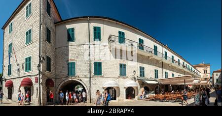 Touristen auf der Piazza of the Arms, dem Hauptplatz in der Altstadt von Kotor Montenegro, Stockfoto