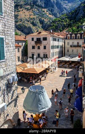 Touristen auf der Piazza of the Arms, dem Hauptplatz in der Altstadt von Kotor Montenegro, Stockfoto