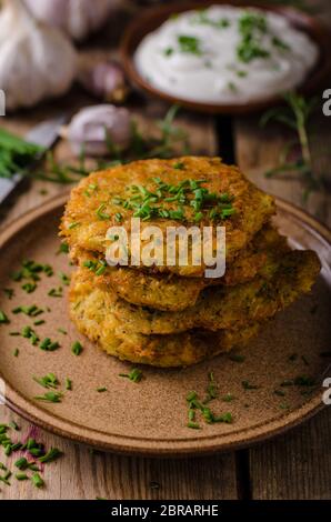 Kartoffelpfannkuchen mit saurer Sahne, Kräutern und Knoblauch darin Stockfoto