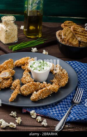 Hähnchen-Streifen in Popcorn Paniermehl mit köstlichen Knoblauch-Dip und Panini toast Stockfoto