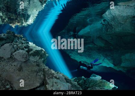 Sidemount technische Taucher schwimmen in der Tajma Ha (Taj Mahal) Cenote in Playa del Carmen. Stockfoto