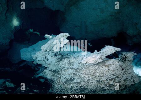 Sidemount technische Taucher schwimmen in der Tajma Ha (Taj Mahal) Cenote in Playa del Carmen. Stockfoto