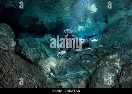 Sidemount technische Taucher schwimmen in der Tajma Ha (Taj Mahal) Cenote in Playa del Carmen. Stockfoto