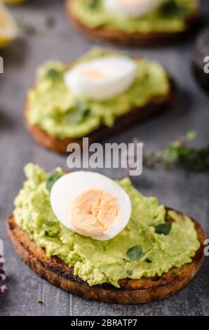 Bio avocado auf Brot mit gekochtem Ei, delish Essen Stockfoto