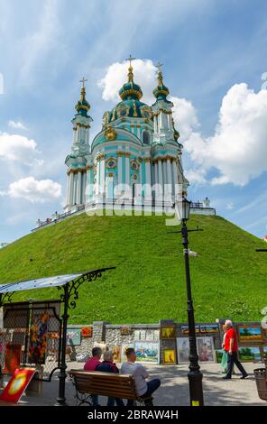 Kiew Ukraine - 26. Mai 2019: St. Andreas-Kirche mit Touristen am Frühlingstag in Kiew, Ukraine. Stockfoto