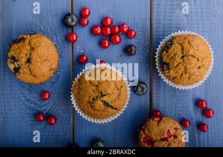 Hausgemachte Muffins gemacht aus Roggenmehl mit rotem Samt und Heidelbeeren Stockfoto