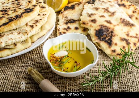 Fladenbrot mit Rosmarin, Knoblauch und Olivenöl Stockfoto