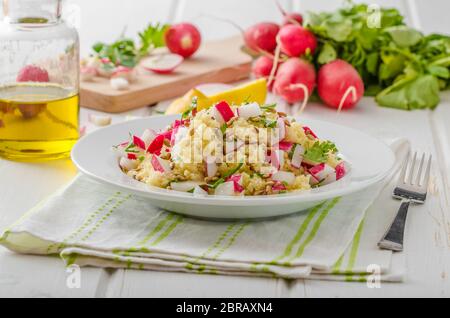 Couscous mit Radieschen und Kräutern, gekrönt Kräutern und Olivenöl, einfache, aber köstliche vegetarische Kost Stockfoto