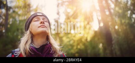 Junge Frau wandern und gehen Camping in der Natur Stockfoto