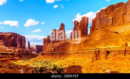 Sandstein Hoodoos, Zinnen und Rock Flossen an der Park Avenue Tal im Arches National Park in der Nähe von Moab, Utah, United States Stockfoto