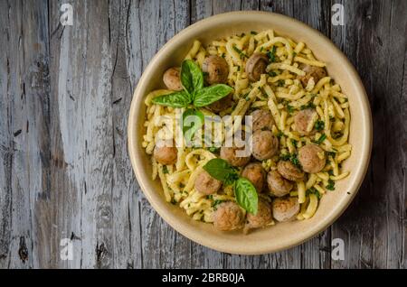 Hausgemachte Spätzle, Grill, Wurst und frischem Käse, Kräuter auf rustikalen Holzbrett, Essen Fotografie Stockfoto