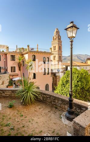 Gaeta Italien. Das historische Zentrum der Stadt mit Blick auf den Glockenturm der Kathedrale Santa Maria. Stockfoto