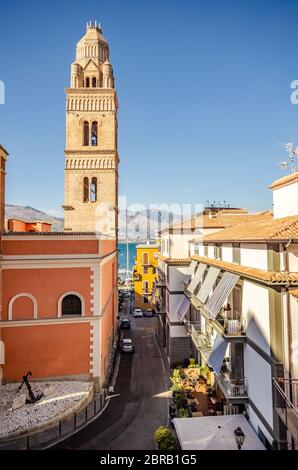 Gaeta Italien. Das historische Zentrum der Stadt mit Blick auf den Glockenturm der Kathedrale Santa Maria. Stockfoto