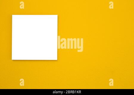 Weißer Leinwandrahmen auf gelber Wandtextur Hintergrund. Raum für Text, modernes Retro-Design close-up Stockfoto