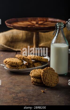 Cookies mit Erdnussbutter Vollkorn, sehr lecker mit Milch Stockfoto