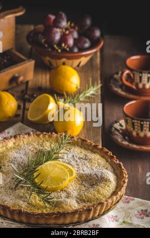 Traditionelle Langos sind ursprünglich ungarische Pfannkuchen aus Hefeteig, gekrönt mit Käse, Knoblauch und Tomatenketchup. Dieses Gericht wird verkauft bei Stockfoto