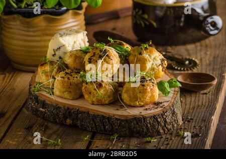 Cheesy Bites mit Blauschimmelkäse und Pfeffer - gebacken im Ofen, leckerer Snack für Besuch Stockfoto