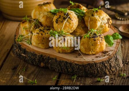 Cheesy Bites mit Blauschimmelkäse und Pfeffer - gebacken im Ofen, leckerer Snack für Besuch Stockfoto