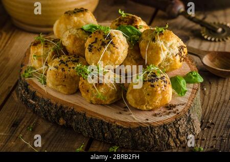 Cheesy Bites mit Blauschimmelkäse und Pfeffer - gebacken im Ofen, leckerer Snack für Besuch Stockfoto