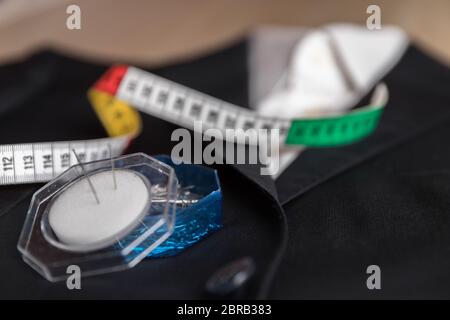 Jackett und Krawatte Detail mit maßgeschneiderten Messgerät und Pins. Konzept der Italienischen Tailoring. Qualität, Stil, in Italien hergestellt. Stockfoto