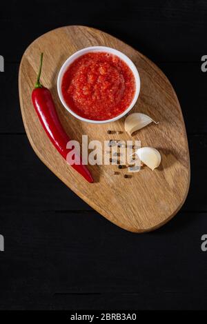 Ajika ist eine georgische, würzige Sauce mit Tomaten, Chili und Knoblauch, verwendet, um Essen zu würzen. Dieses Gewürz könnte eine Zutat von Harissa sein, ein Typic Stockfoto