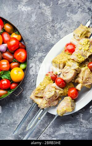 Die Kebabs aus Fleisch - rohes Fleisch am Spieß Marinierte BBQ-Fleisch. Stockfoto