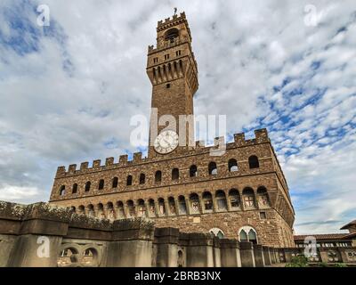 Fragment des berühmten alten Palastes, der Palazzo Vecchio oder Palazzo della Signoria genannt wird. Blick von der Aussichtsplattform der Uffizien. Florenz, Tus Stockfoto