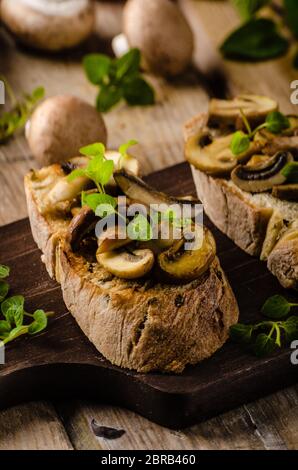 Rustikale Toast-Brot mit Knoblauch, Pilze und Kräuter, rustikalen Stil Foto Stockfoto