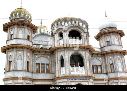 Bedford, Großbritannien. Mai 2020. Ein Blick auf den Guru Nanak Gurdwara Sikh Tempel, eine Sikh Bildungswohlfahrt vor 500 Jahren gegründet. GNGB dient der großen Gemeinde Sikhs in Bedford und den umliegenden Städten. Wie alle religiösen Gebäude und Kultstätten in Großbritannien sind auch Kirchen, Synagogen, Moscheen usw. aufgrund der Coronavirus-Pandemie Covid-19 geschlossen. Die britische Regierung arbeitet derzeit an einer stufenweisen und sicheren Wiedereröffnungsstrategie. Quelle: SOPA Images Limited/Alamy Live News Stockfoto