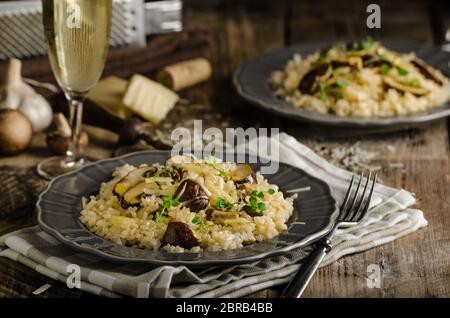 Original italienische Risotto mit Pilzen und Parmesan Stockfoto