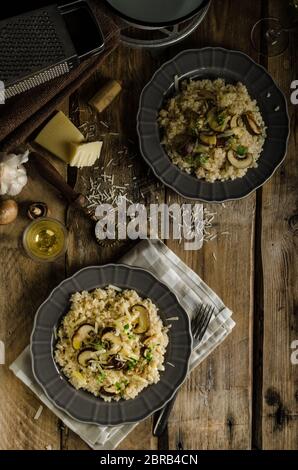 Original italienische Risotto mit Pilzen und Parmesan Stockfoto