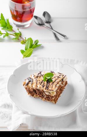 Pavlova Schokoladenkuchen, leckeren Kuchen aus Eiweiß, Nüssen und Schokolade! Stockfoto