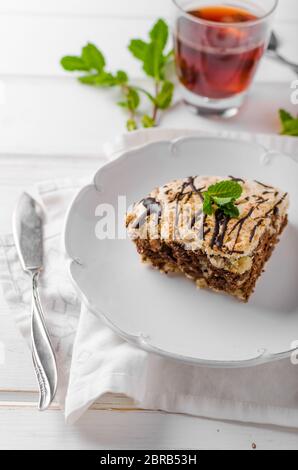 Pavlova Schokoladenkuchen, leckeren Kuchen aus Eiweiß, Nüssen und Schokolade! Stockfoto