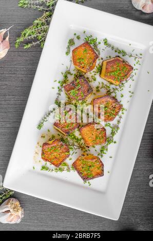 Kartoffel-Fondant mit Knoblauch und Kräutern, lecker einfache Mahlzeit Stockfoto